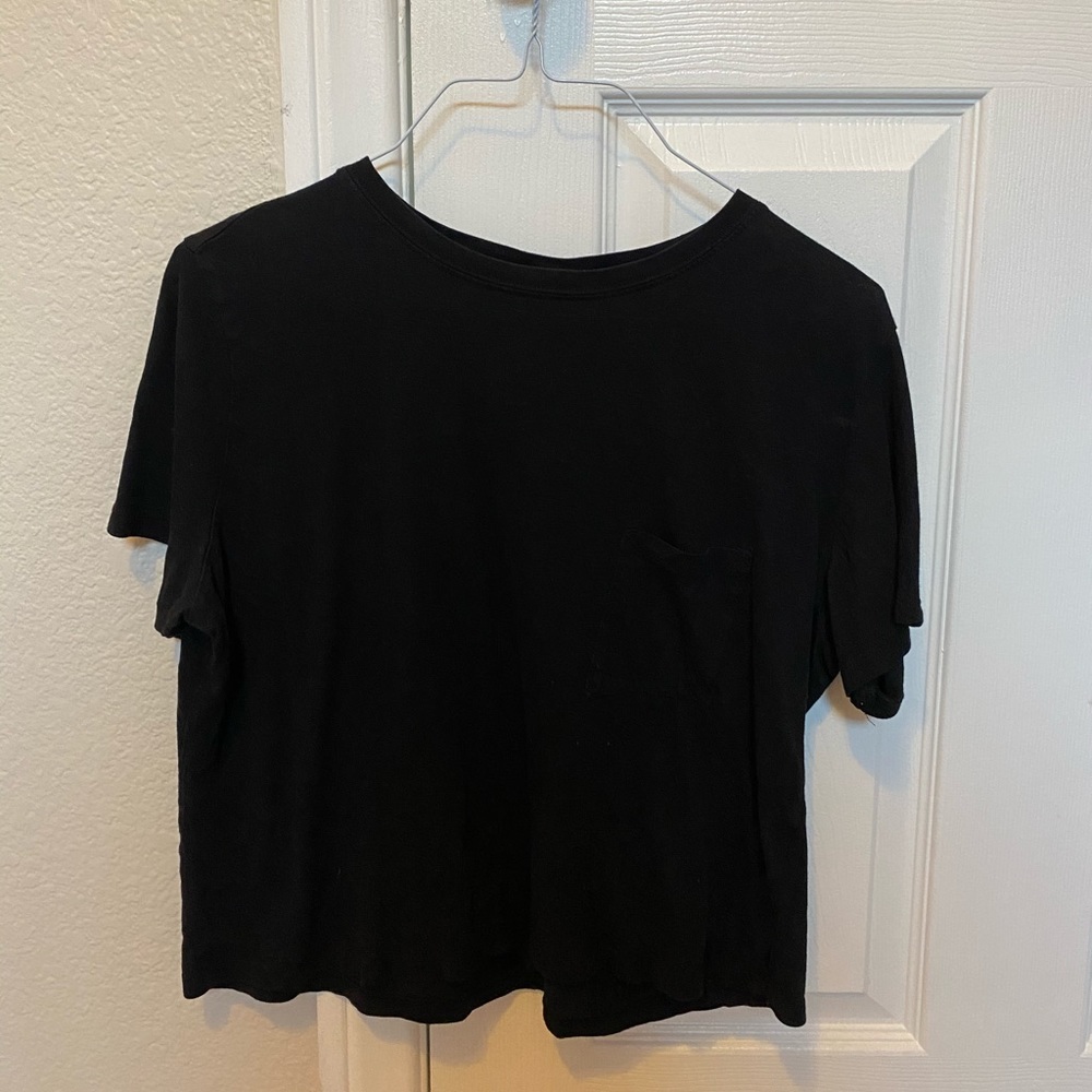 Cropped black tee w pocket
